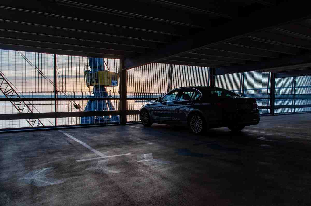 Auto al primo piano di un parcheggio