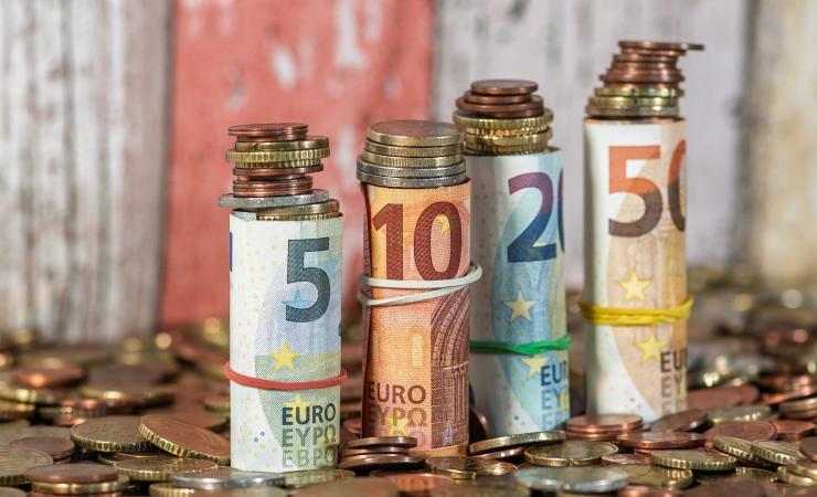 Banconote in euro arrotolate