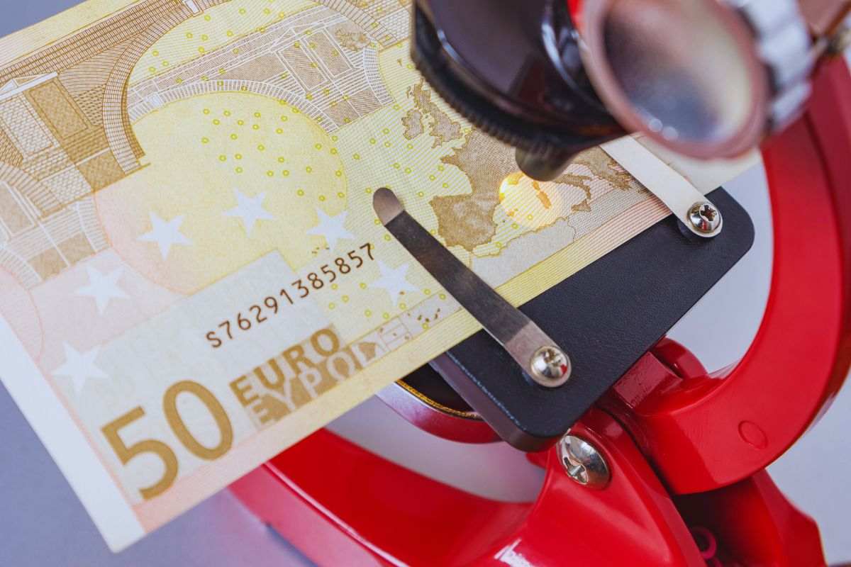 Banconota da 50 euro controllata con il microscopio