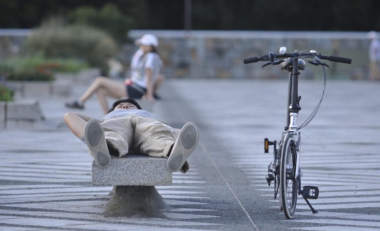 Ragazzo schiaccia un pisolino