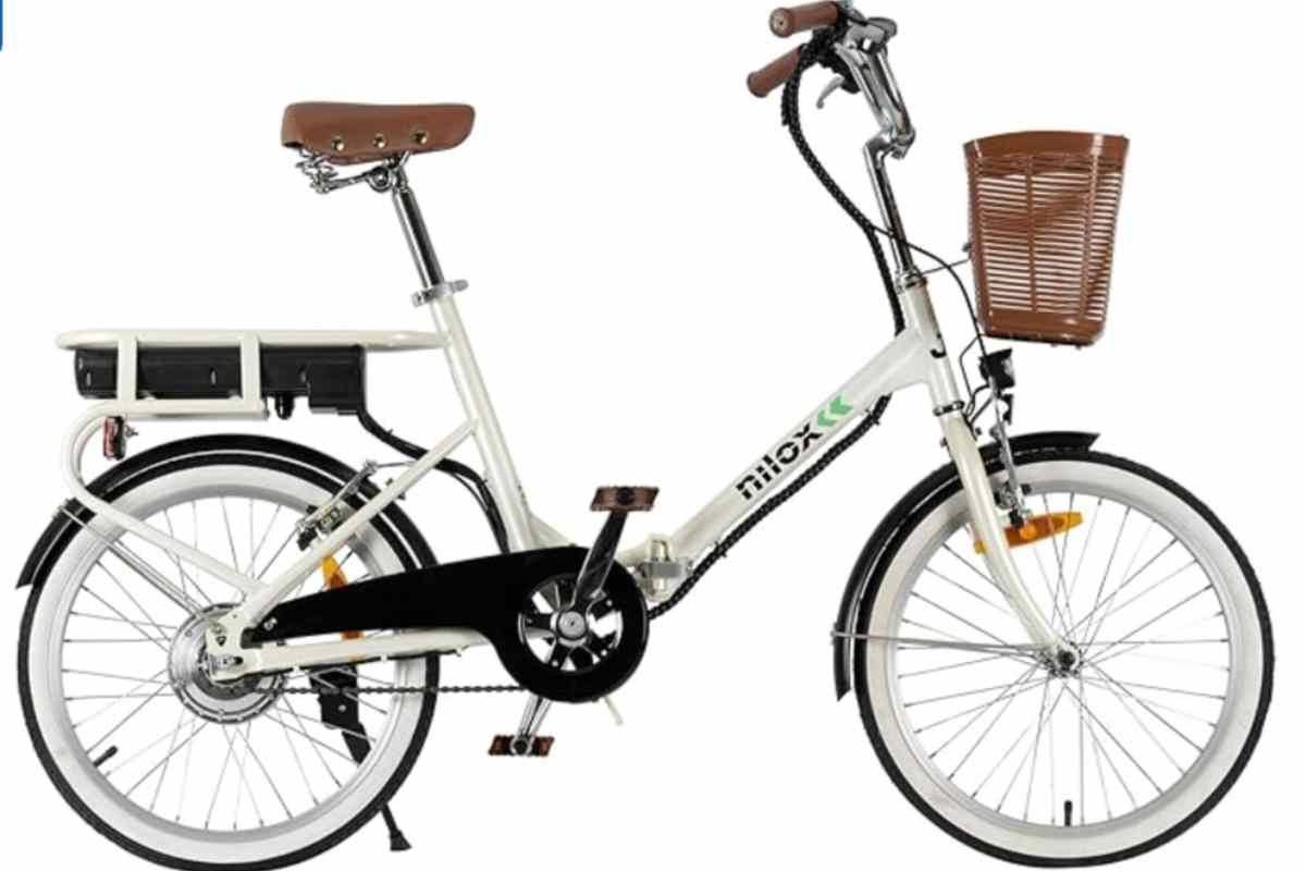 Bicicletta a pedalata assistita bianca e nera