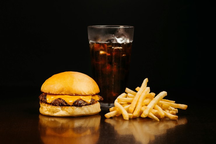 hamburger patatine fritte e bicchiere di coca cola