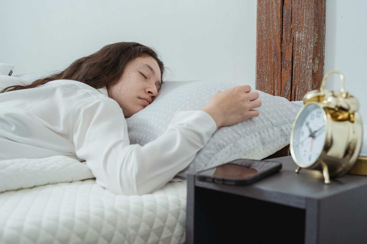 donna che dorme sveglia sul comodino