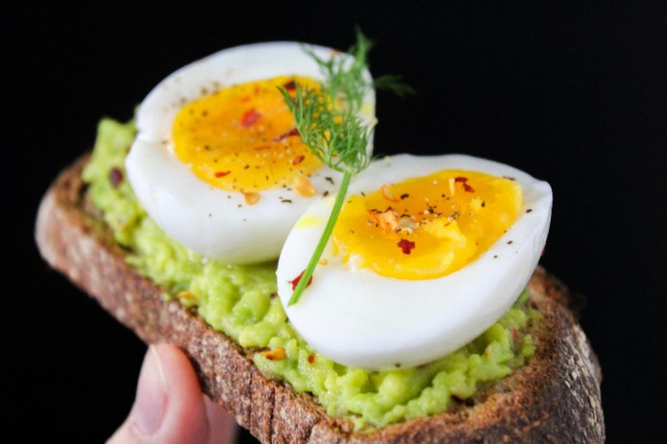 fetta di pane con uova e guacamole