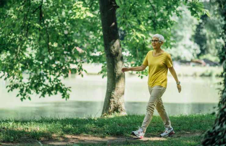 donna anziana passeggiata