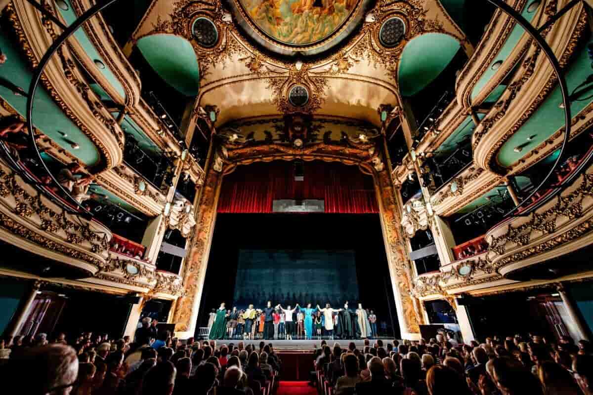 spettacolo a teatro