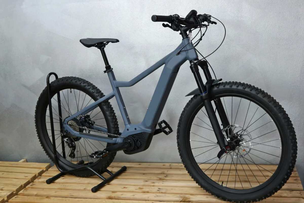 Bicicletta elettrica grigia con ruote nere