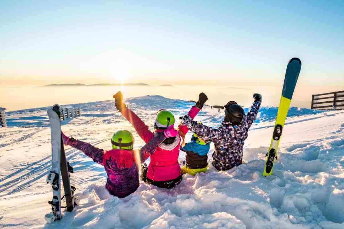 Famiglia con sci sulla neve 