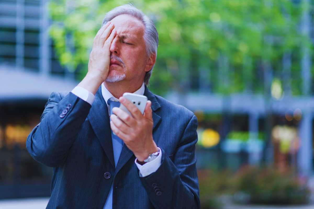 Uomo si porta la mano in faccia in segno di disperazione