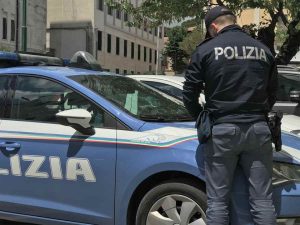 Poliziotto auto polizia