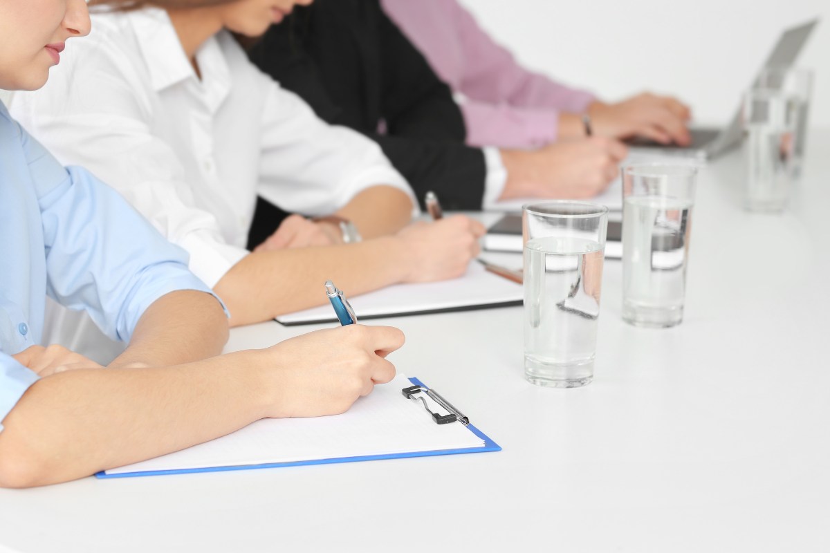 Colloquio di lavoro e candidati con dei bicchieri d'acqua