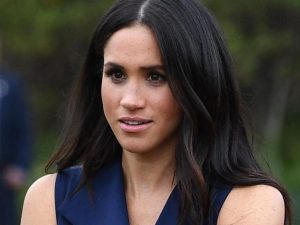 Primo piano di Meghan Markle al parco