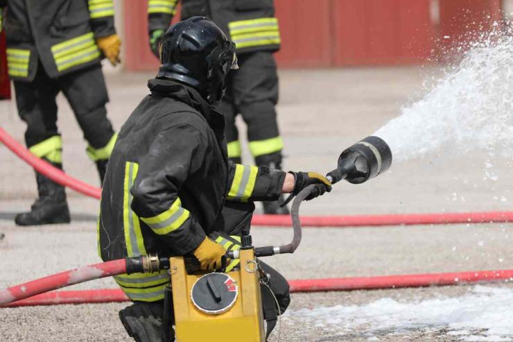 Vigile del Fuoco spegne incendio