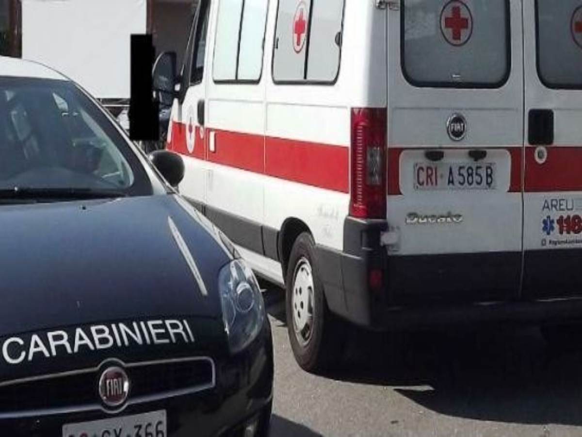 Ambulanza e auto carabinieri