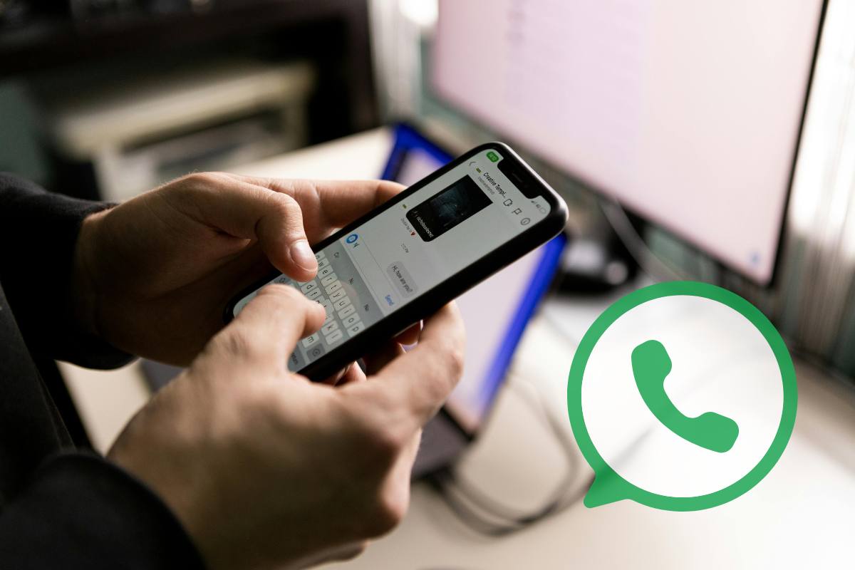 Persona all'interno di una conversazione Whatsapp con lo smartphone