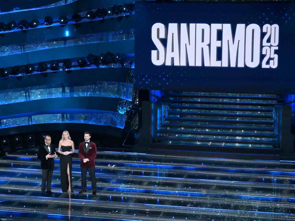 Carlo Conti, Ale Cattelan e Alessia Marcuzzi sul Palco Ariston Festival Sanremo 2025