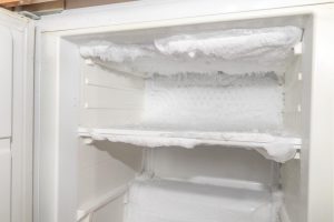 freezer pieno di ghiaccio