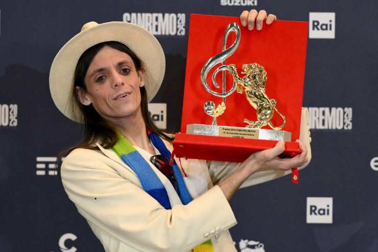 Lucio Corsi con premio Critica Mia Martini a Sanremo