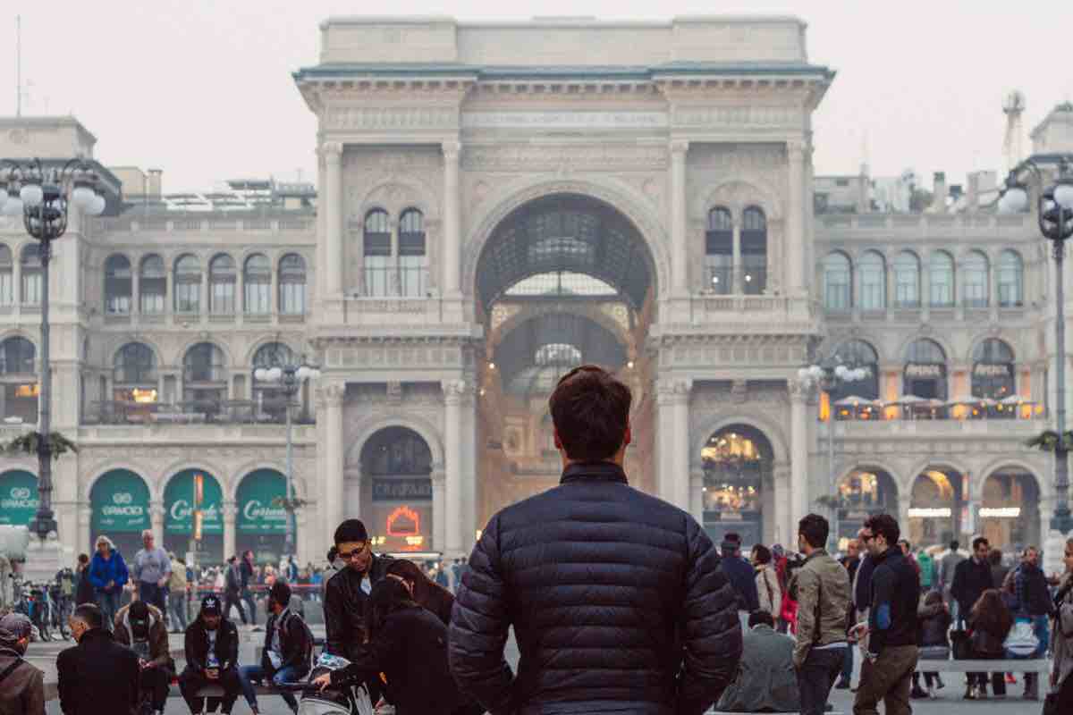 Milano persona di spalle