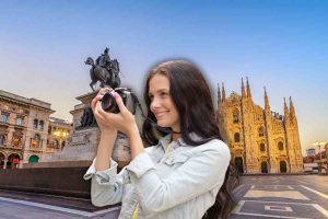 Milano piazza Duomo ragazza con macchina fotografica