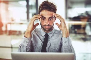 Uomo preoccupato al pc